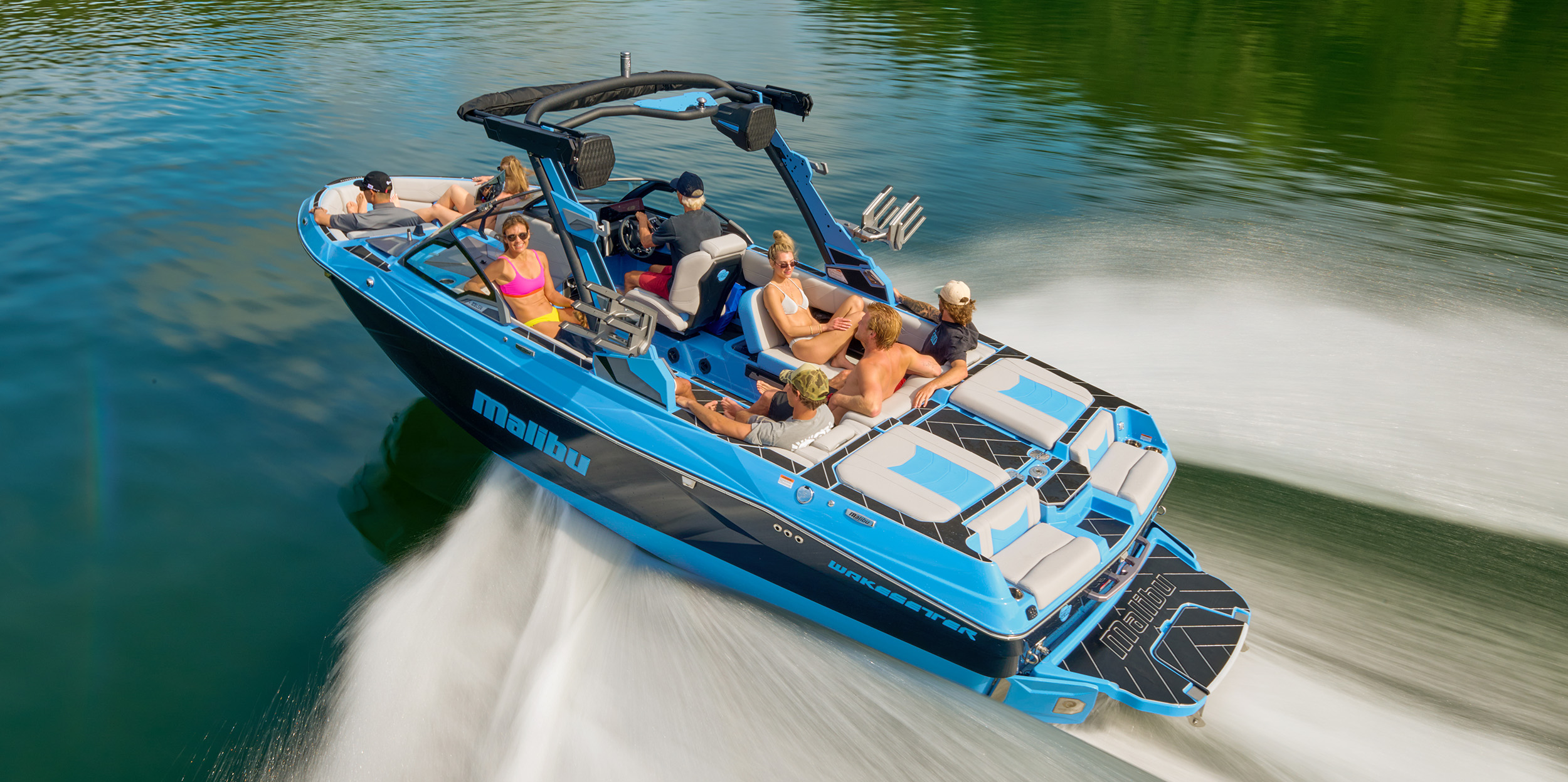 A Malibu 23 LSV under way on a Pacific Northwest lake